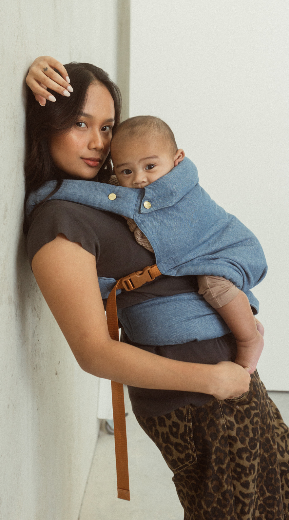 Chekoh denim clip baby carrier wear from newborn to toddler. Australian designed, 100% Cotton.
