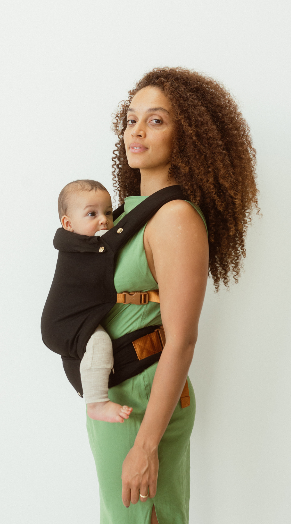 bamboo linen jett black baby clip carrier by chekoh australian owned and perfect for newborns and toddlers 