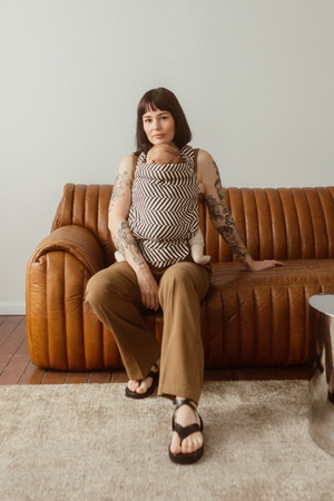 Shop our printed Kennedy Clip Carrier 2.0 on Chekoh Baby. Australian and female owned and operated. Designed by a busy mum of three for comfortable and safe handsfree babywearing.