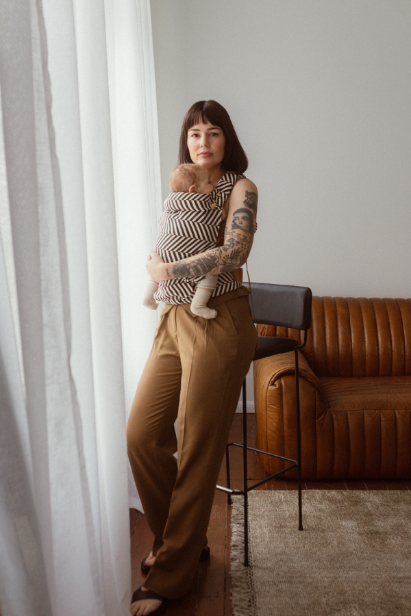 Luxe black and dune chevron print in the popular Kennedy Clip Carrier 2.0 by Chekoh Baby. Part of our NYC collection for the modern parent. 