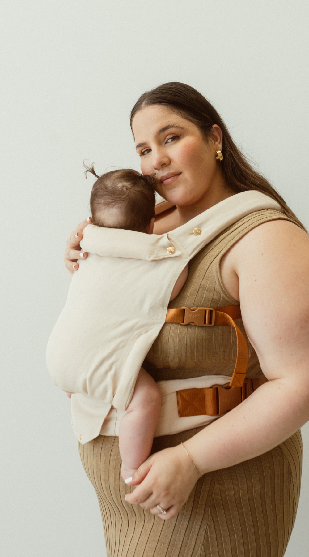 bamboo linen sandy beige baby clip carrier by chekoh australian owned and perfect for newborns and toddlers  maddy zanata plus size mum mama 