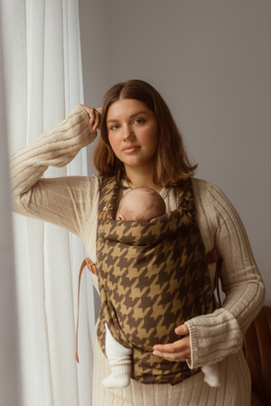 Houndstooth design print with super soft waistband and shoulder straps for a comfortable babywearing experience. Shop the Brooklyn Clip Carrier by Chekoh today.
