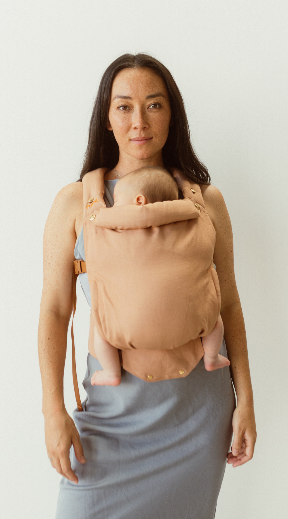 blush coloured baby clip carrier by chekoh australian owned and perfect for newborns and toddlers 