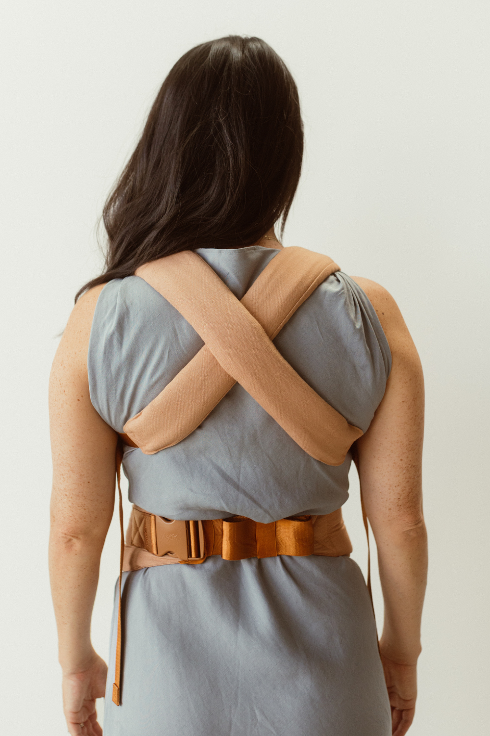 blush coloured baby clip carrier by chekoh australian owned and perfect for newborns and toddlers. Made from natural fibres and size inclusive.