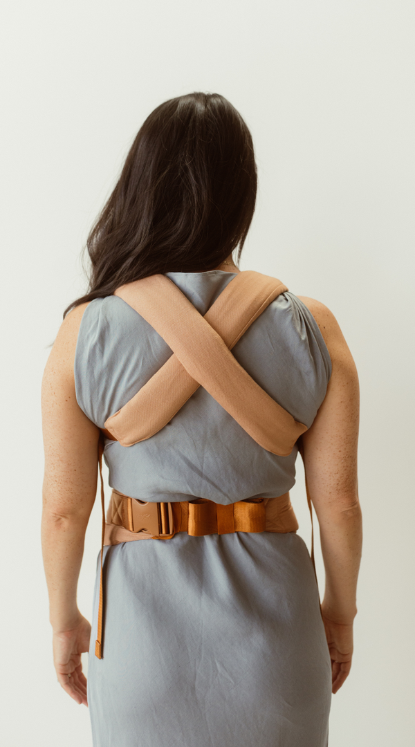 blush coloured baby clip carrier by chekoh australian owned and perfect for newborns and toddlers. Made from natural fibres and size inclusive.