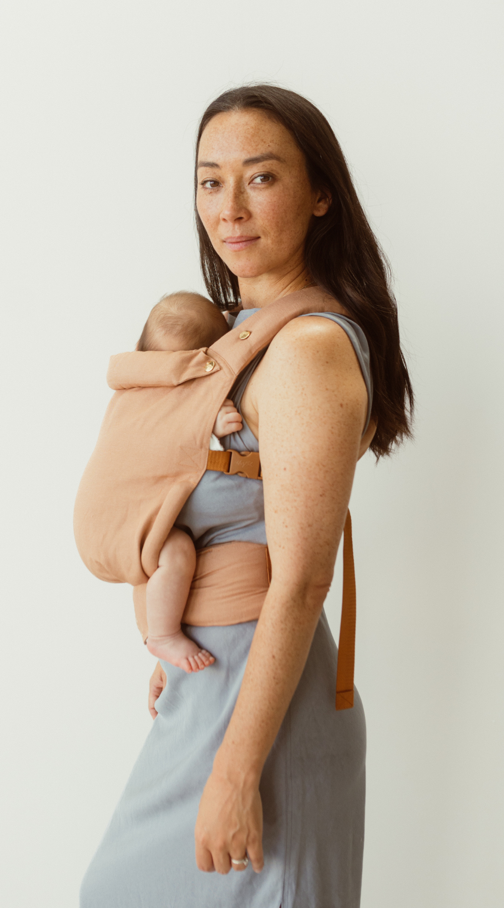 blush coloured baby clip carrier by chekoh australian owned and perfect for newborns and toddlers 