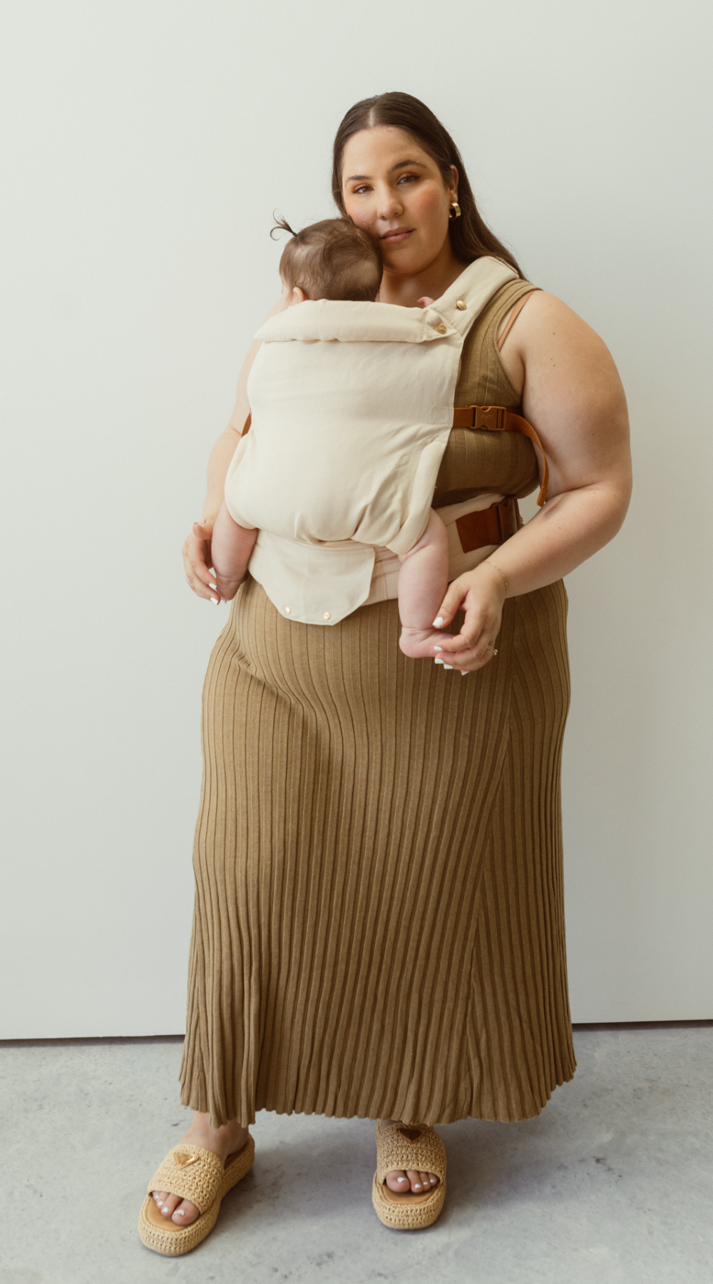 bamboo linen sandy beige baby clip carrier by chekoh australian owned and perfect for newborns and toddlers  maddy zanata plus size mum mama 