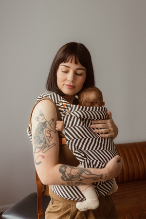 Help your little one nap while being close to you, get a Chekoh Clip Carrier 2.0. Here Grace and her little baby embrace a cuddle together in the Kennedy Clip Carrier 2.0