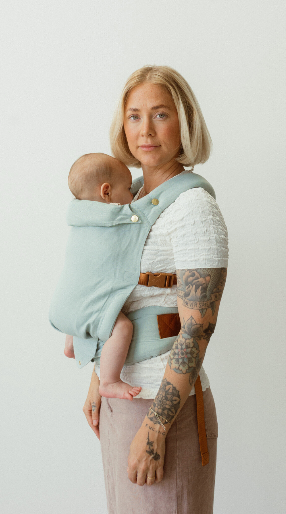 bamboo linen teal blue green colour baby clip carrier by chekoh australian owned and perfect for newborns and toddlers 