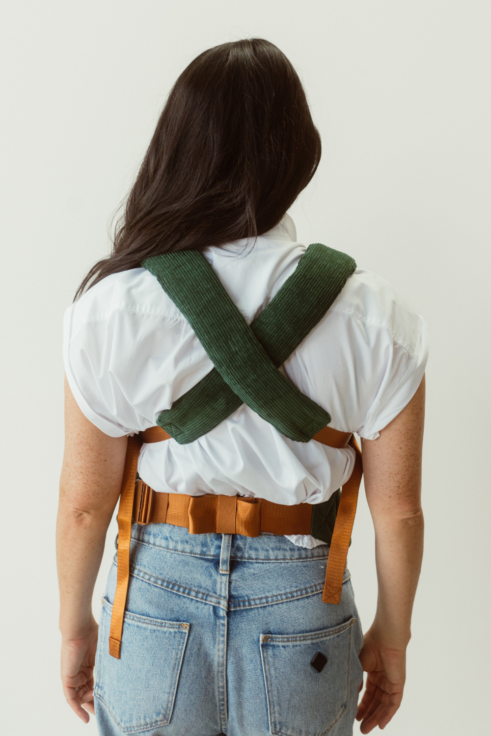 The Moss Clip Carrier 2.0 has soft padded shoulder straps to help alleviate shoulder and back pain when babywearing and the cross back design helps distribute weight evenly as baby grows.