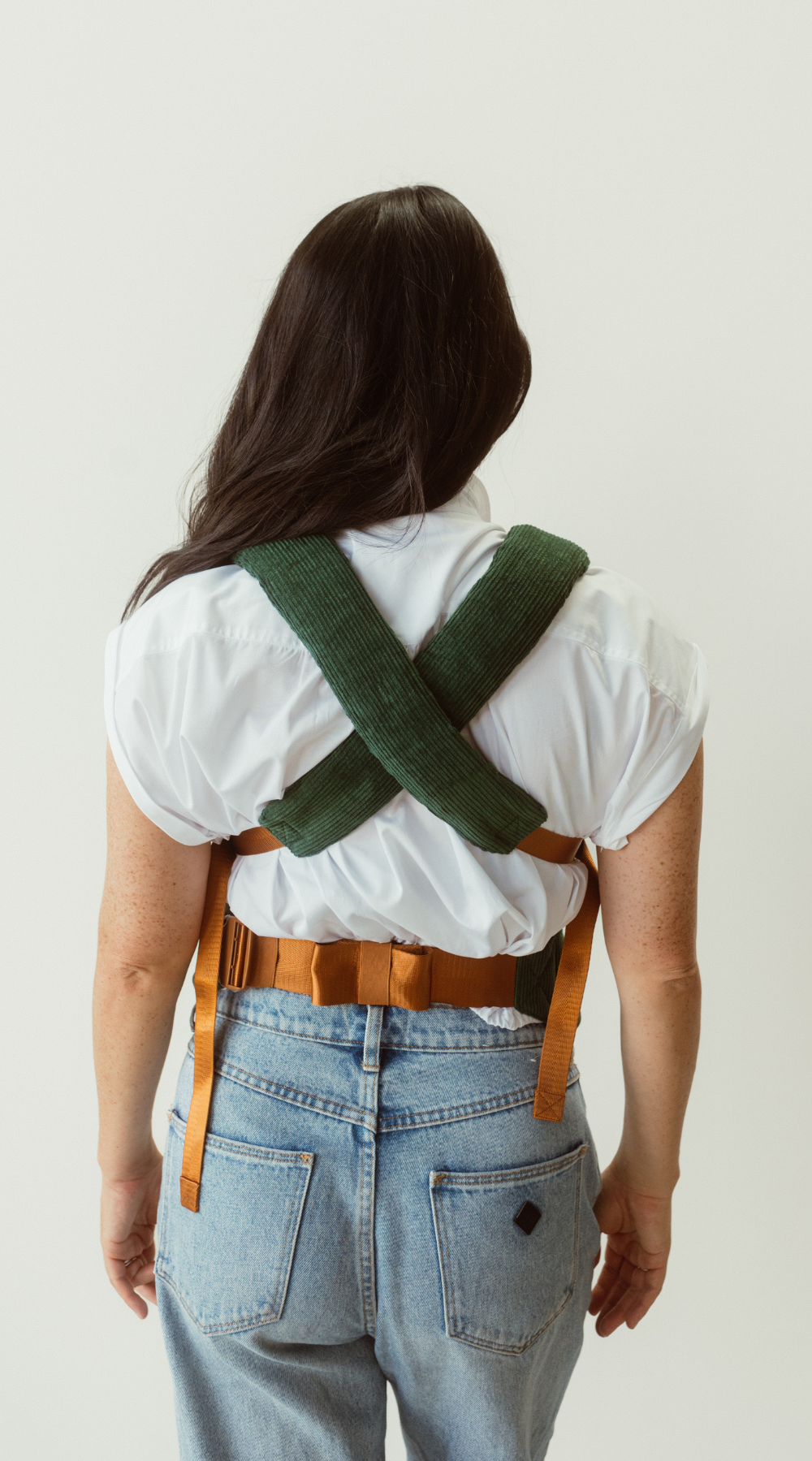 The Moss Clip Carrier 2.0 has soft padded shoulder straps to help alleviate shoulder and back pain when babywearing and the cross back design helps distribute weight evenly as baby grows.