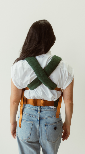 The Moss Clip Carrier 2.0 has soft padded shoulder straps to help alleviate shoulder and back pain when babywearing and the cross back design helps distribute weight evenly as baby grows.
