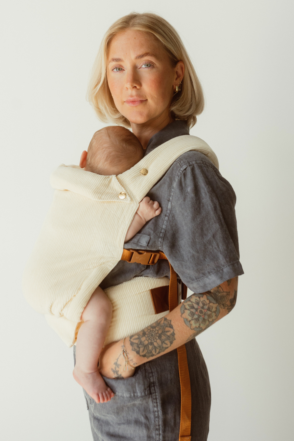 Cotton corduroy Ivory yellow white cord baby clip carrier by chekoh australian owned and perfect for newborns and toddlers. Soft snuggly and cute for neutral lover. 

Official Chekoh Image