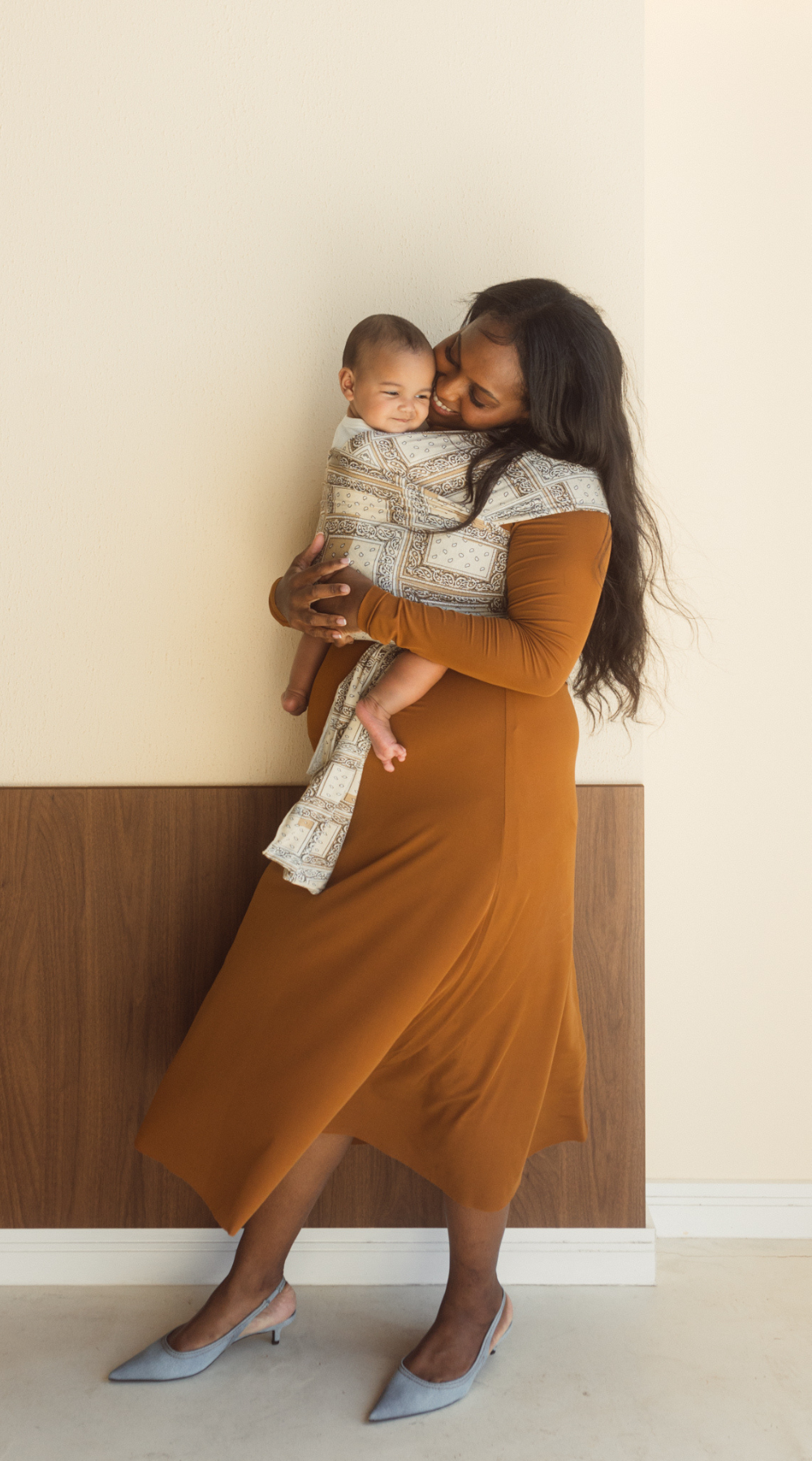 Chekoh Baby Carriers Newborn Wrap Carrier in Bandana print. Neutral colours in beige, cream and ochre for the most perfect style. 