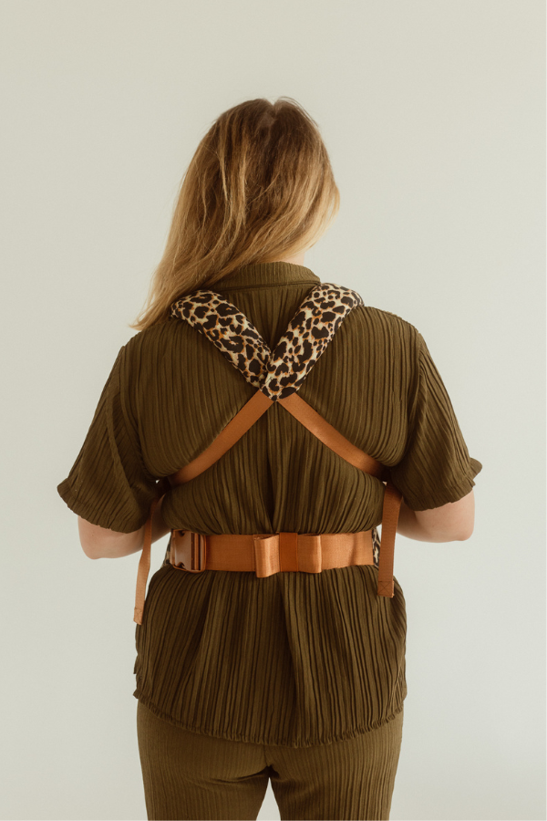 Distribute baby's weight evenly with crossed and padded shoulder straps for maximum babywearing comfort. Leopard Clip Carrier 2.0 by Chekoh Baby