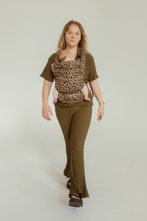 Customisable fit with the Leopard Clip Carrier 2.0 in an exclusive one-of-a-kind Leopard fabric print by Chekoh Baby