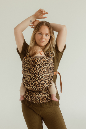 Handsfree mode has been activated in the Leopard Clip Carrier 2.0. With ergonomic comfort for parent and baby with padded waistband and shoulder straps and an adjustable press stud waist band to adjust baby's seat as they grow. Suitable from newborns to toddlerhood.